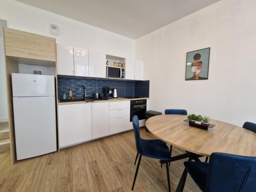 une cuisine et une salle à manger avec une table et un réfrigérateur dans l'établissement Cosy & Work - 2 chambres- Centre, à Brest