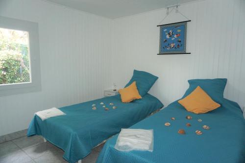 - 2 lits dans une chambre avec des sandales dans l'établissement maison Paulilles, à Port-Vendres