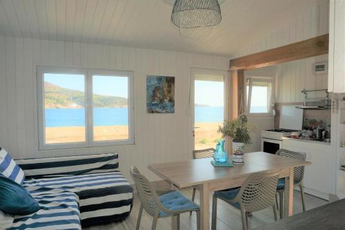 un salon avec une table et un canapé dans l'établissement maison Paulilles, à Port-Vendres