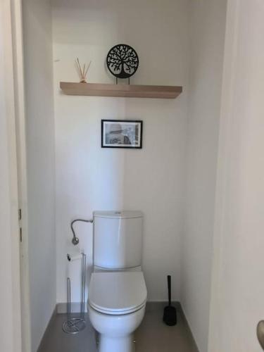 une salle de bain avec des toilettes blanches dans une chambre dans l'établissement 2 pièces rez-de-chaussée Mandelieu, à Mandelieu-la-Napoule