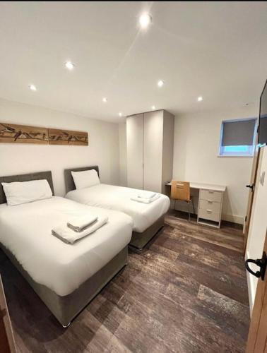 Habitación de hotel con 2 camas y ventana en The Birch Lodge located in Pegsdon en Hexton
