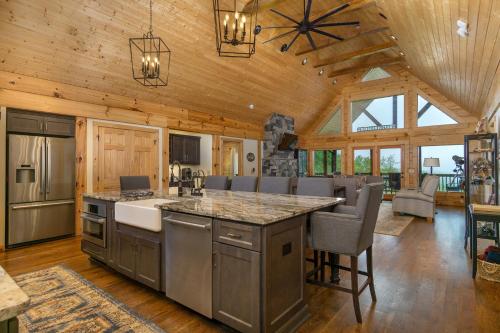 マリオンにあるMountain Crest Pet-friendly Log Cabin with Mountain Views!のログハウスの大きなアイランドキッチンを備えたオープンキッチン