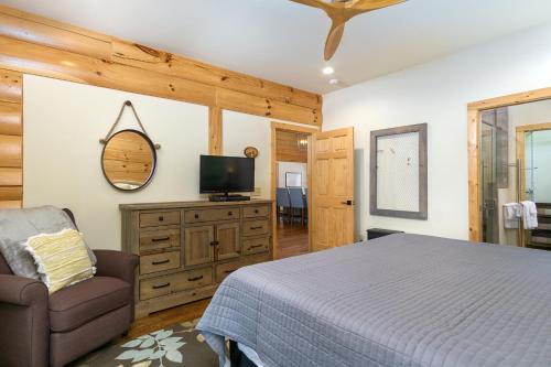 Mountain Crest Pet-friendly Log Cabin with Mountain Views!にあるテレビまたはエンターテインメントセンター