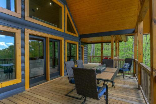 Mountain Crest Pet-friendly Log Cabin with Mountain Views!にあるバルコニーまたはテラス