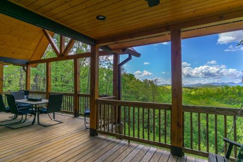 Mountain Crest Pet-friendly Log Cabin with Mountain Views!にあるバルコニーまたはテラス