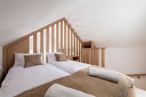 1 Schlafzimmer mit 2 Betten und einer Treppe in der Unterkunft Tisza-tó Glamping Abádszalók in Abádszalók