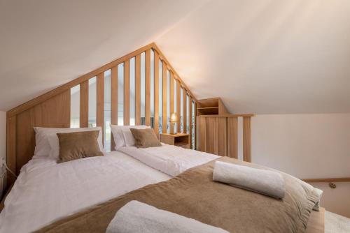 1 Schlafzimmer mit 2 Betten und einer Treppe in der Unterkunft Tisza-tó Glamping Abádszalók in Abádszalók