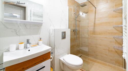 La salle de bains est pourvue d'une douche, de toilettes et d'un lavabo. dans l'établissement Wonder Home - Apartament Enya blisko deptaka, miejskiego placu zabaw i Parku Zdrojowego, à Świeradów-Zdrój
