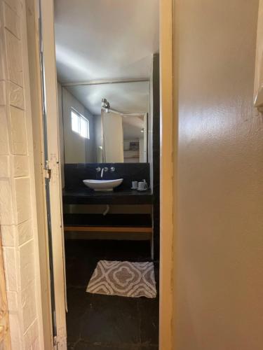 ein Badezimmer mit Waschbecken und Spiegel in der Unterkunft Departamento Facultades in Buenos Aires