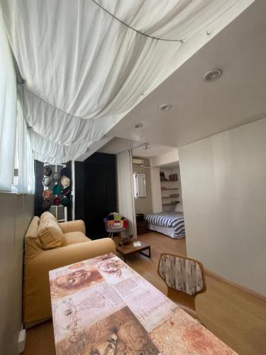 ein Wohnzimmer mit Sofa und Tisch in der Unterkunft Departamento Facultades in Buenos Aires