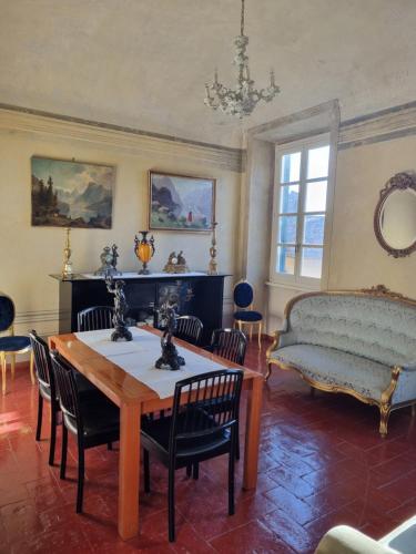 ein Wohnzimmer mit einem Tisch, Stühlen und einem Sofa in der Unterkunft il Pozzo Apartment in Città di Castello