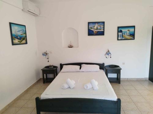 a bedroom with a bed with towels on it at Ο Μήλας in Agios Dimitrios