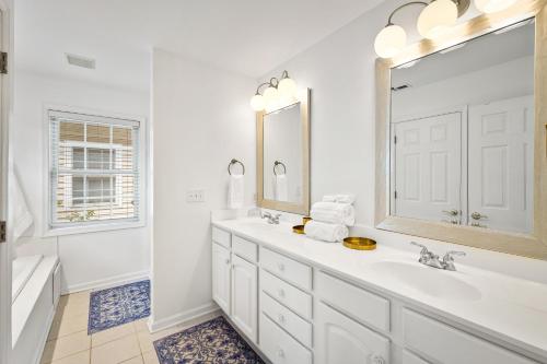 un bagno bianco con lavandino e specchio di Belmont Oasis I Downtown Cville a Charlottesville