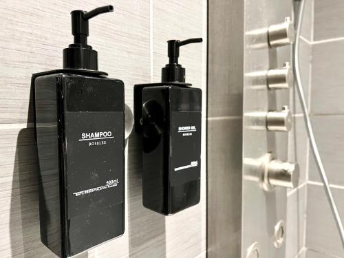 a pair of samsung soap dispensers on a bathroom door at Le Luxueux et Spacieux in Beauvais