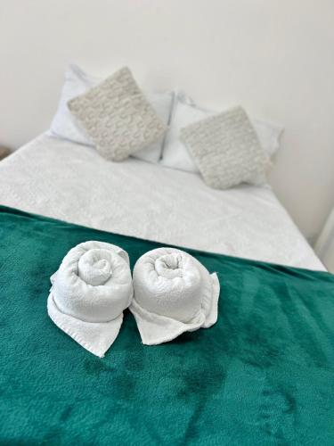zwei Handtücher auf dem Bett in der Unterkunft Lindo apartamento 1 quarto próximo a Rua de Lazer Domingos Martins in Domingos Martins
