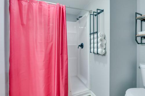 bagno con doccia con tenda rosa di Comfy Kingsport Apartment - Walk to Brewery! a Kingsport