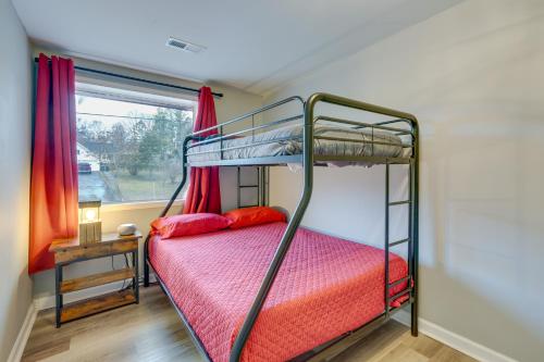 1 dormitorio con litera y ventana en Comfy Kingsport Apartment - Walk to Brewery!, en Kingsport