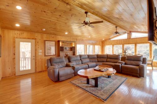 Χώρος καθιστικού στο Family-Friendly Riverfront Manor on the Little Red