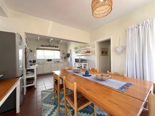 Dapur atau dapur kecil di Sunny House in Stunning Arniston