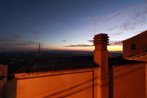 a view of the sunset from the roof of a building at Il Cottage di Stella incantevole appartamento in SantʼOreste