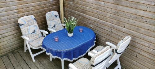 una mesa azul y sillas en un patio en Stacaravan Il Piccolo Nido in bosrijke omgeving Eext, en Eext