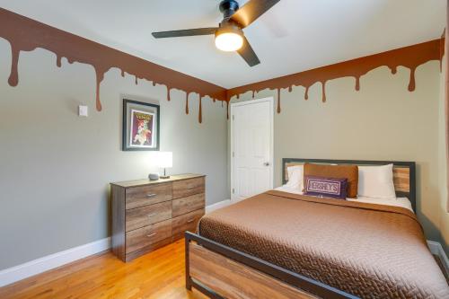 una camera con letto e ventilatore a soffitto di Cozy Kingsport Apartment Walk to Cidery! a Kingsport