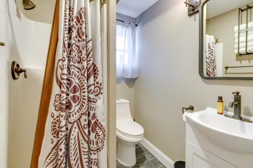 Ένα μπάνιο στο Cozy Kingsport Apartment Walk to Cidery!