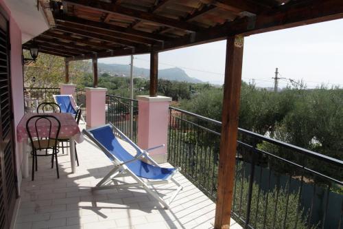 eine Terrasse mit einem Tisch und Stühlen auf dem Balkon in der Unterkunft HOTEL SANTA CLARA in Camerota