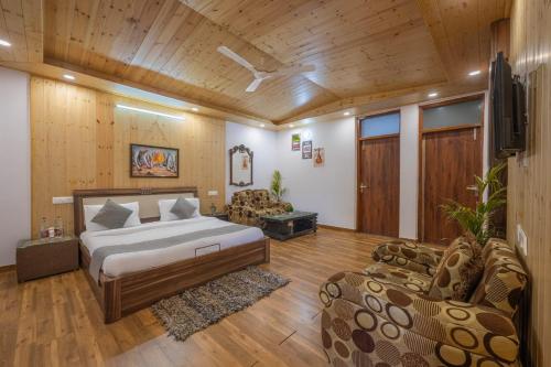Kasauli Height في كاساولى: غرفة نوم بسرير كبير وغرفة معيشة