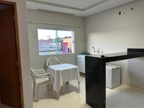 聖雷蒙多諾納圖的住宿－Apto apoio Serra da Capivara，厨房配有桌椅和水槽。