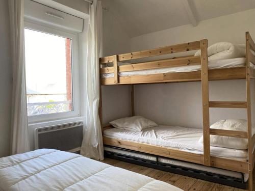 deux lits superposés dans une chambre avec fenêtre dans l'établissement Résidence 224-pleneuf Val Andre - Maisons & Villas pour 6 Personnes 704, à Pléneuf-Val-André
