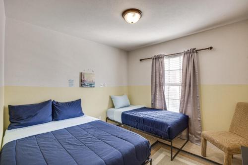 una camera con due letti e una finestra di Garland Vacation Rental - Long-Term Stays Welcome! a Garland