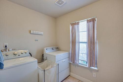 lavadero con lavadora y ventana en Garland Vacation Rental about 16 Mi to Dallas!, en Garland
