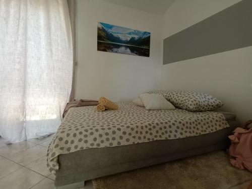 Un dormitorio con una cama con un osito de peluche. en Studio apartman Paola, en Peroj