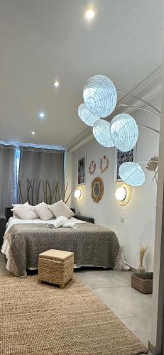 - une chambre avec un lit et deux lustres dans l'établissement Grand Studio Cosy Cannes Centre, à Cannes