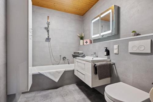 uma casa de banho com um lavatório, uma banheira e um WC. em Wohnung Weitblick em Neu-Anspach