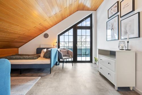 a bedroom with a bed and a desk in a room at Wohnung Weitblick in Neu-Anspach