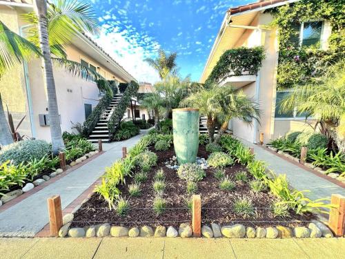 a garden in front of a building at 2 Bedroom close to downtown and beach in Santa Barbara