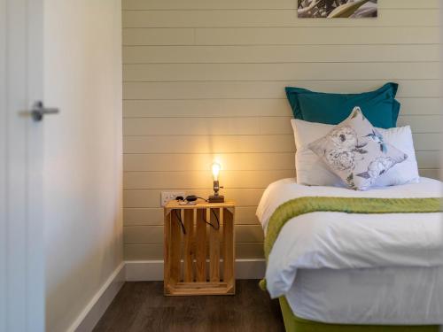 Postel nebo postele na pokoji v ubytování 3 Bed in Penzance 1.5 mls 76685