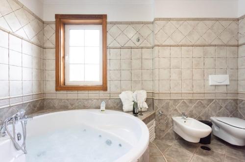 a bathroom with a large tub and a toilet at CASA LALI in La Laguna