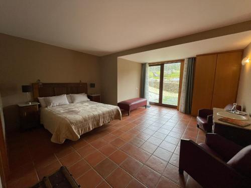 Habitación de hotel con cama y baño en Quinta Do Salgueiro B&B - Turismo Rural en Freixo de Espada à Cinta