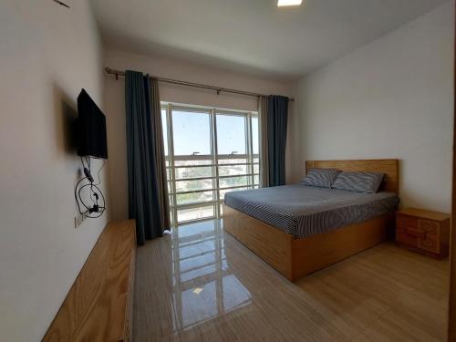 a bedroom with a bed and a large window at البحر الاحمر الغردقة الهضبه in Hurghada