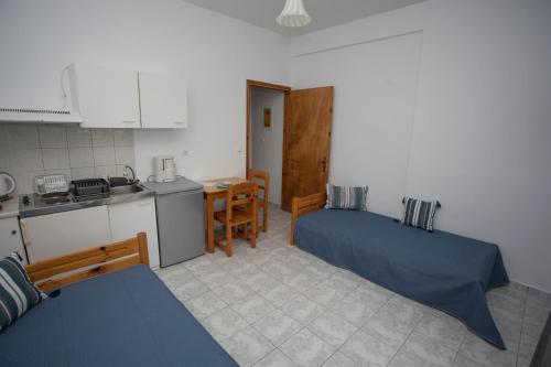 a room with two beds and a kitchen at VILLA VRACHOS Preveza in Vráchos
