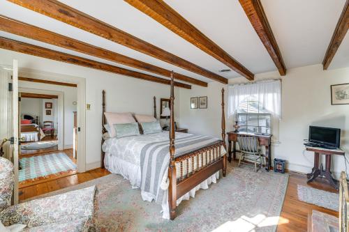 ミッドロージアンにあるTerre Haute Manor Farmhouse with Gardens and Deck!の部屋にベッドとテレビがある寝室