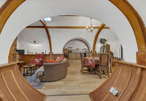un arco en una sala de estar con sillas y mesa en West Stow Pods in Bury St Edmunds, en West Stow