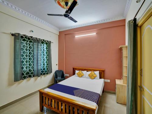 Gallery image of SPOT ON 81261 Karthik Deluxe Hotel in Bangalore