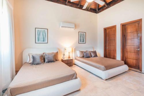 - une chambre avec 2 lits et une fenêtre dans l'établissement Amazing villa at Green Village ABB, à Punta Cana