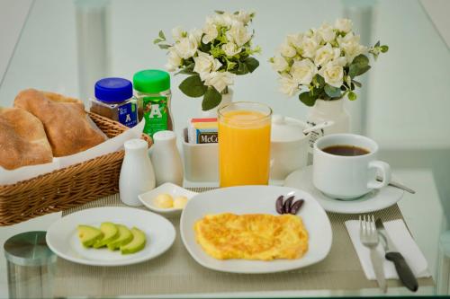 Hotel Loyalty Moquegua في موكيجوا: طاولة إفطار مع البيض والخبز وكوب من القهوة