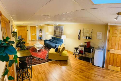 ein Wohnzimmer mit einem blauen Sofa und einer Küche in der Unterkunft Escarpment Dwelling! in Hamilton
