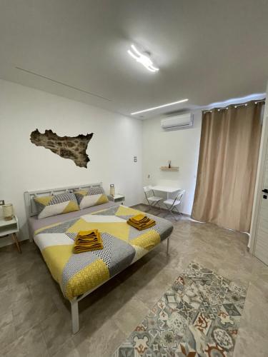 een slaapkamer met een groot bed in een kamer bij I Parienti Ra Zita in Ragusa